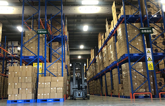 塑料托盤(pán)配合貨架使用案例